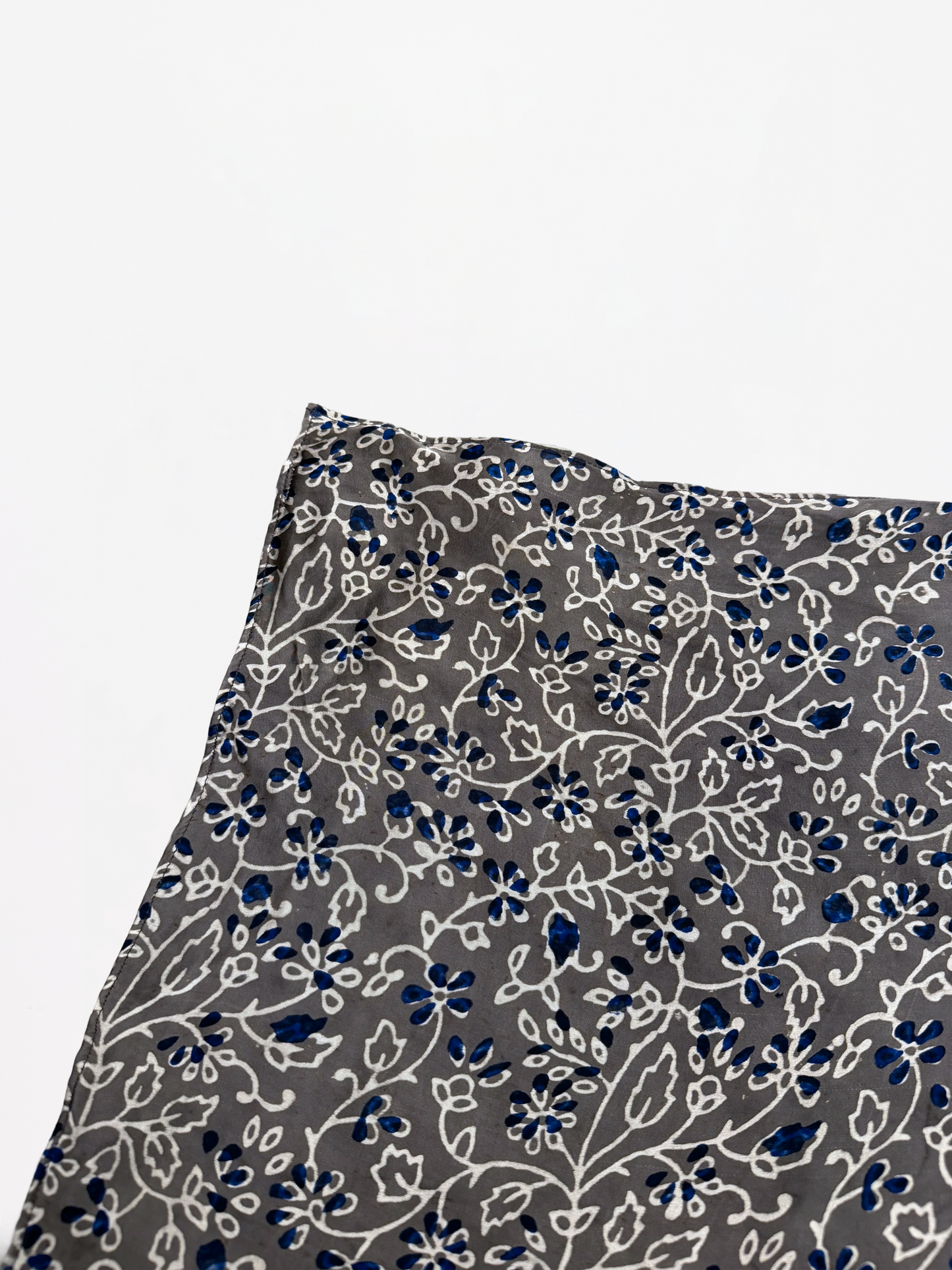 GREY WHITE BLOCK PRINT SILK BANDANA